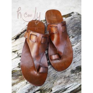 Elegant Leather Sandals for Stylish Comfort and Durability.