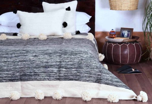 Moroccan Cotton Pom Pom Blanket - Hand-Woven Boho-Chic Throw