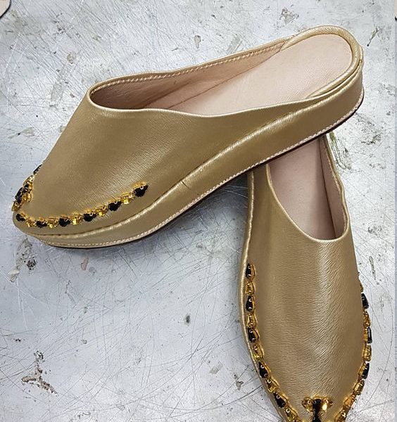 Luxurious Moroccan Leather Slippers for Ultimate Comfort.